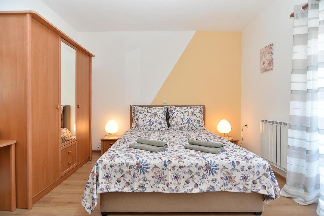 Apartments Milka 2074 Poreč Buitenkant foto